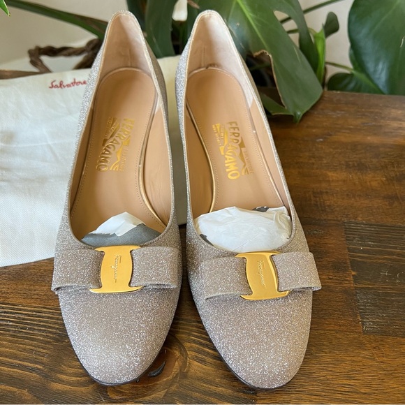 Salvatore Ferragamo Erice Vara Bow Silver Glitter Calf Leather Pumps 10B $895 - Picture 4 of 17